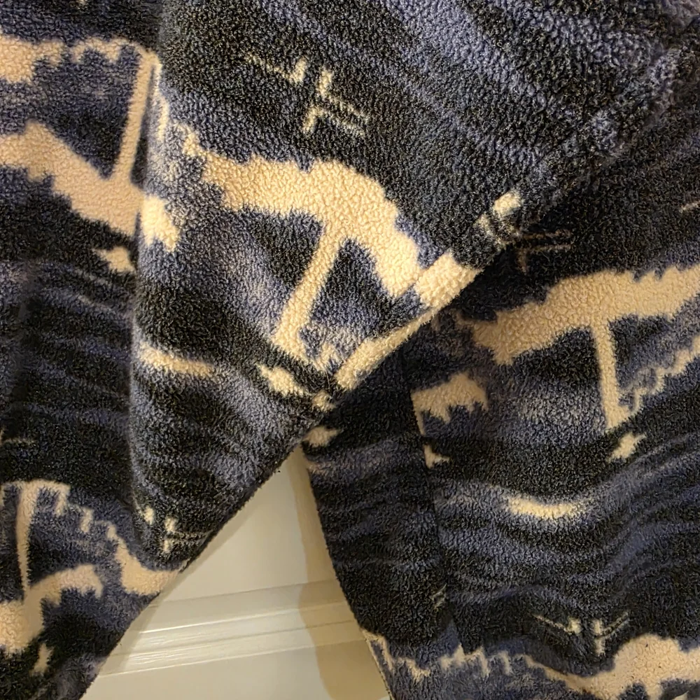 Patagonia Men's Blue and White Patterned Fleece Synchilla Pullover - Picture 3 of 3